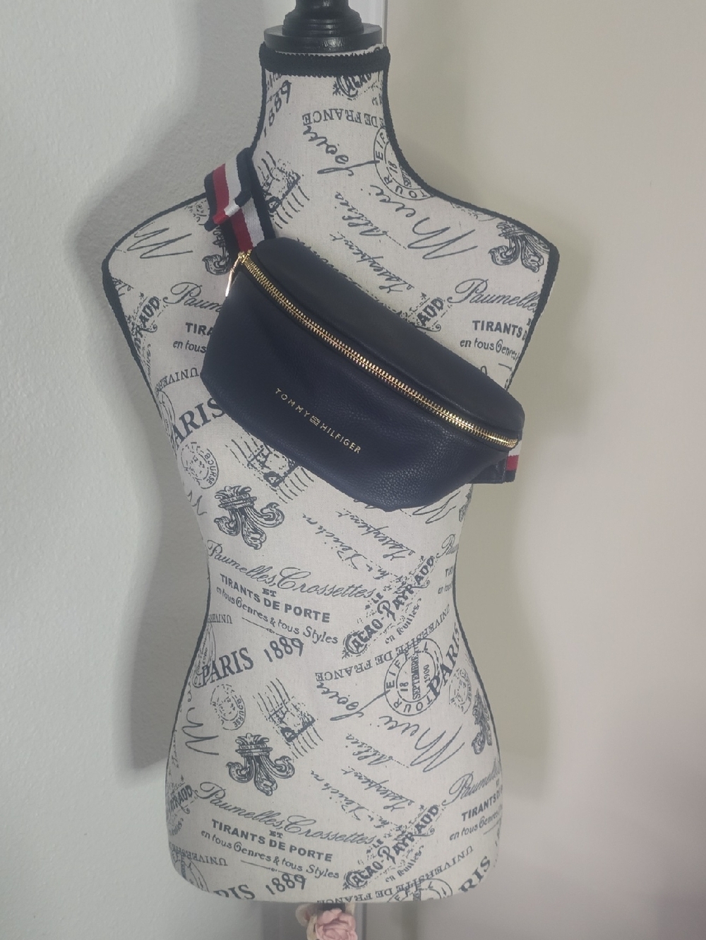 Tommy Hilfiger Navy Leather Belt Bag W/ Red , White & Blue Striped Strap (EUC) ✨
